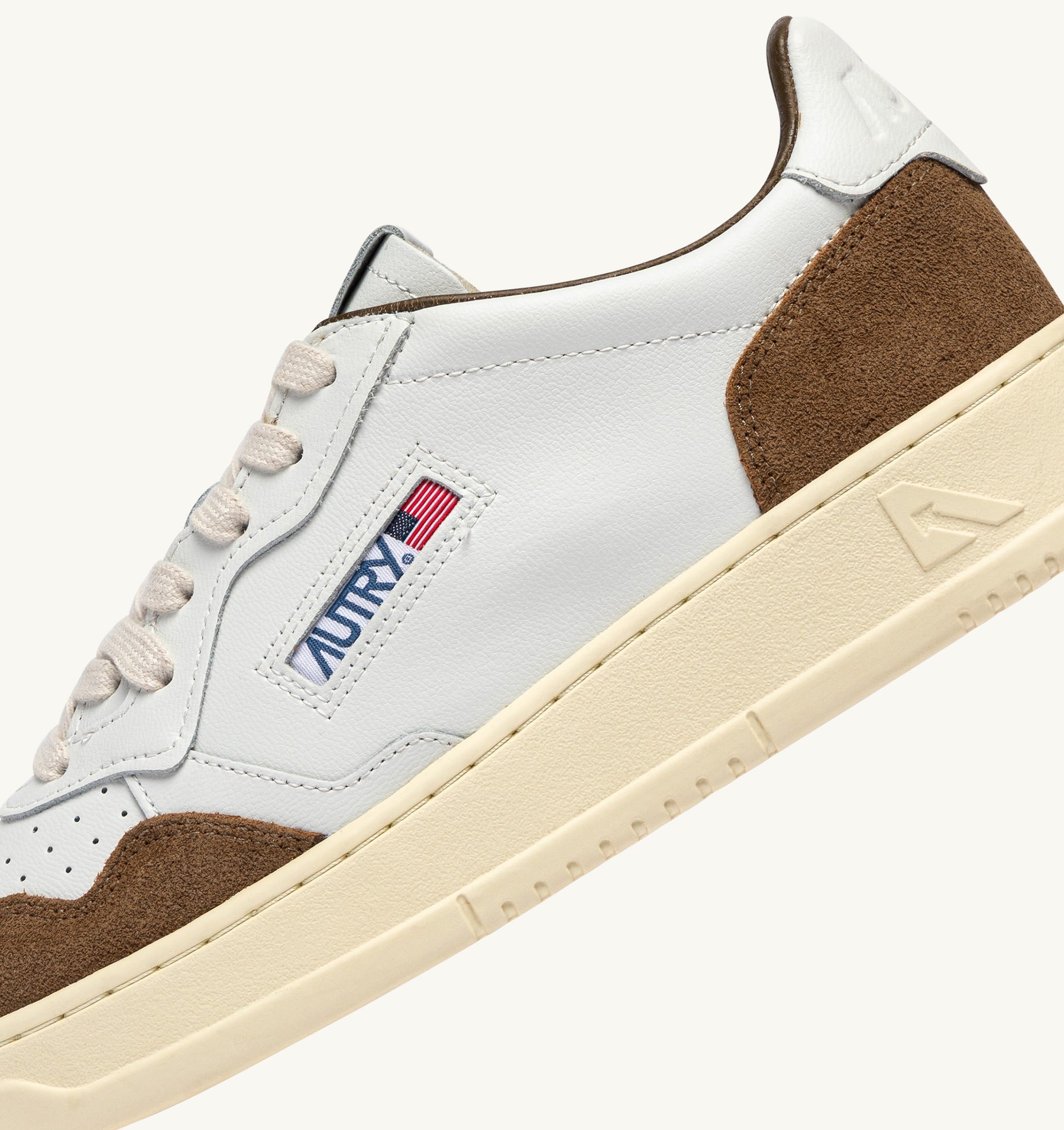 BASKETS MEDALIST LOW EN CUIR BLANC ET DAIM TABAC