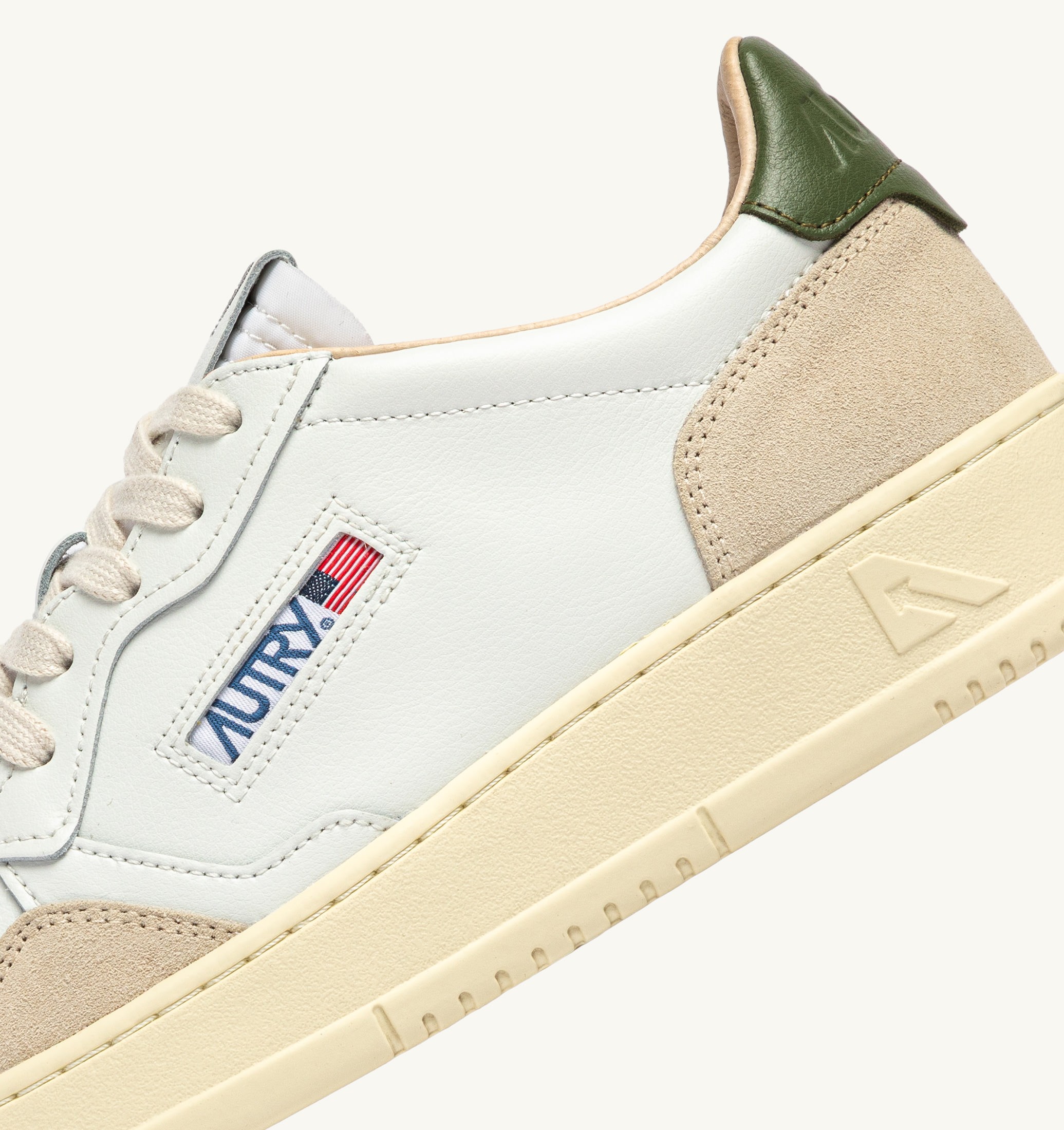 BASKETS MEDALIST LOW EN DAIM ET CUIR BLANC ET BRONZE GREEN