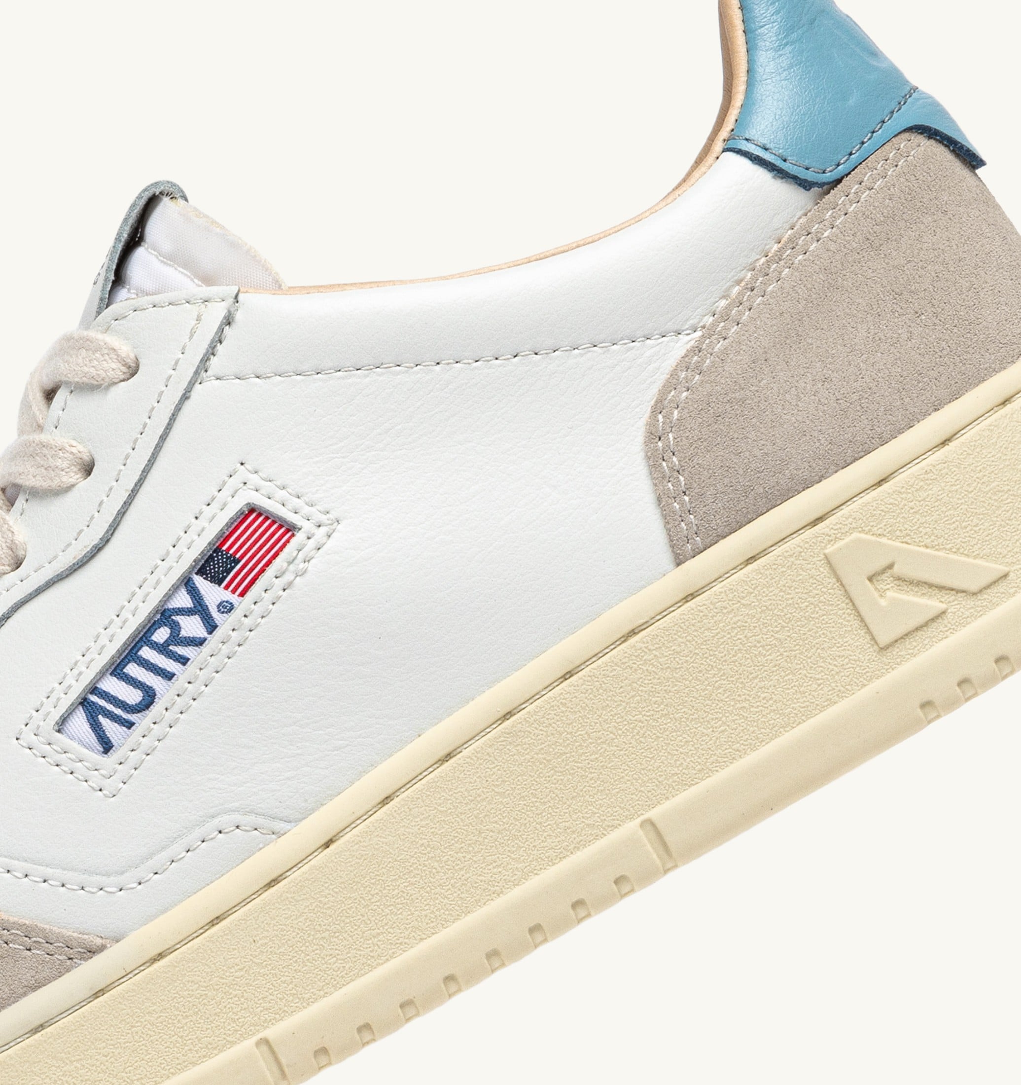 BASKETS MEDALIST LOW EN DAIM ET CUIR BLANC ET FORGET ME NOT