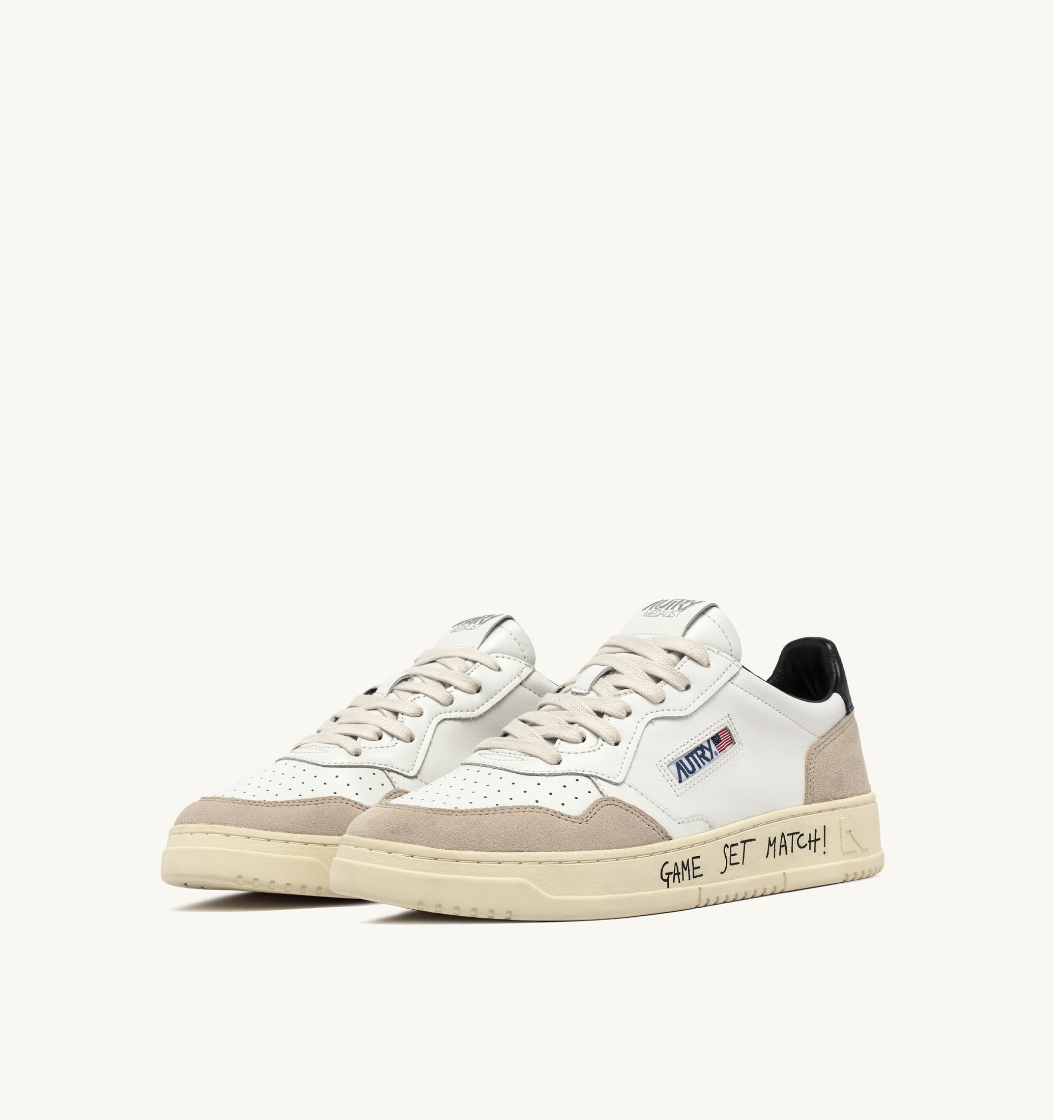BASKETS MEDALIST LOW EN DAIM ET CUIR BLANC ET NOIR AVEC LETTERING