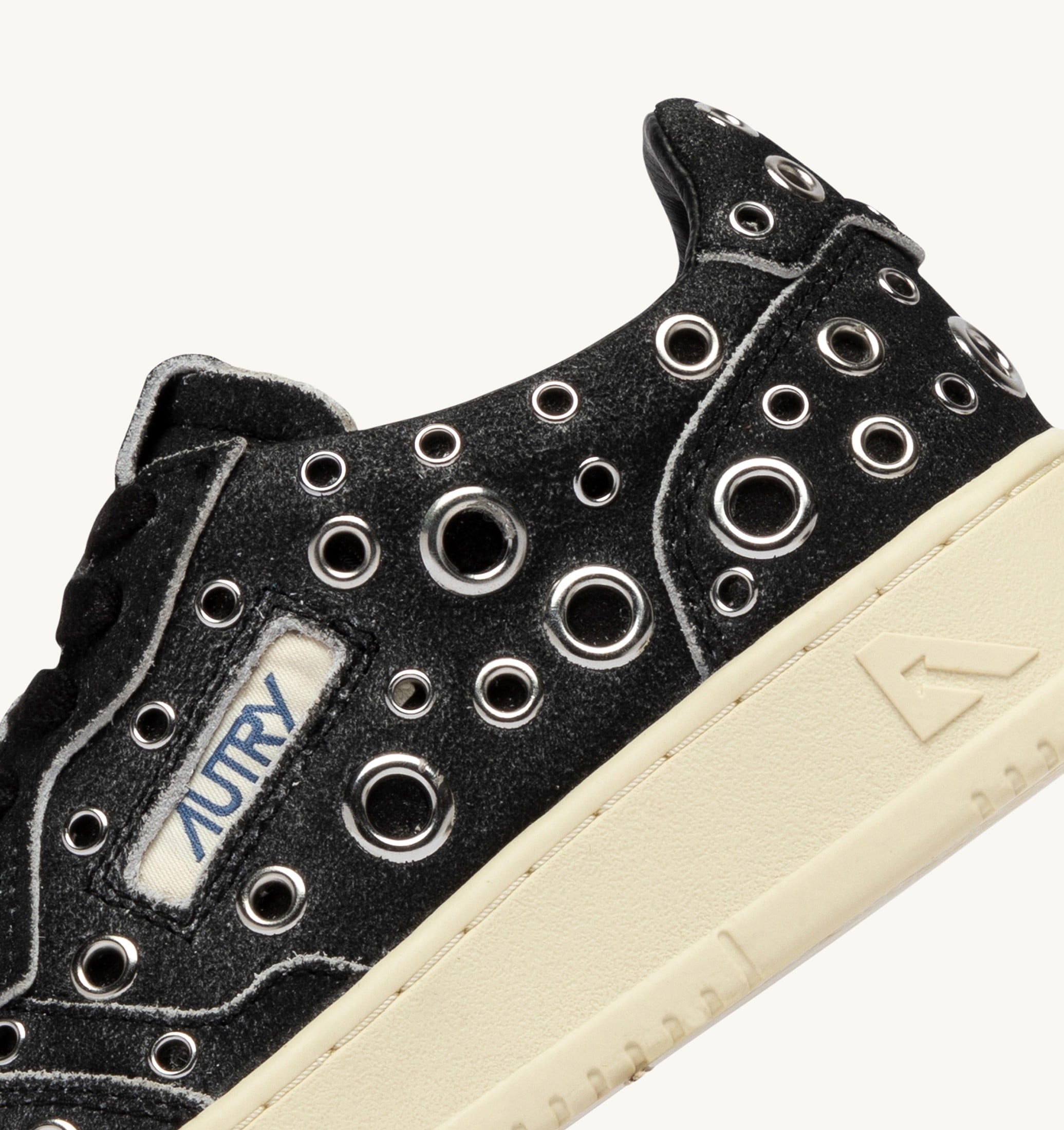 BASKETS MEDALIST LOW EN DAIM NOIR AVEC CLOUS
