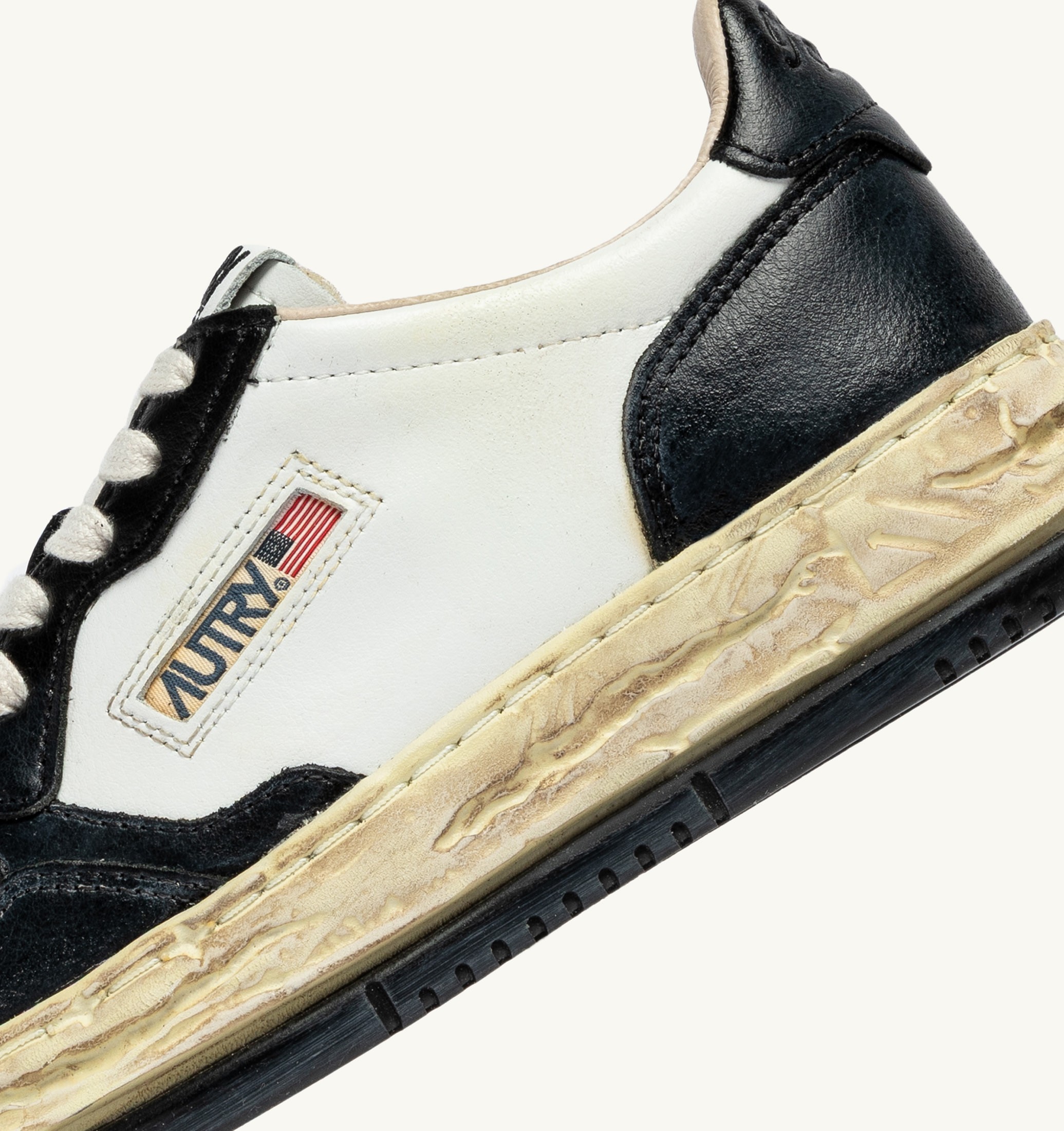 BASKETS MEDALIST LOW SUPER VINTAGE 'AUTRY X MAISON MIHARA YASUHIRO GENERAL SCALE' BLANC ET NOIR