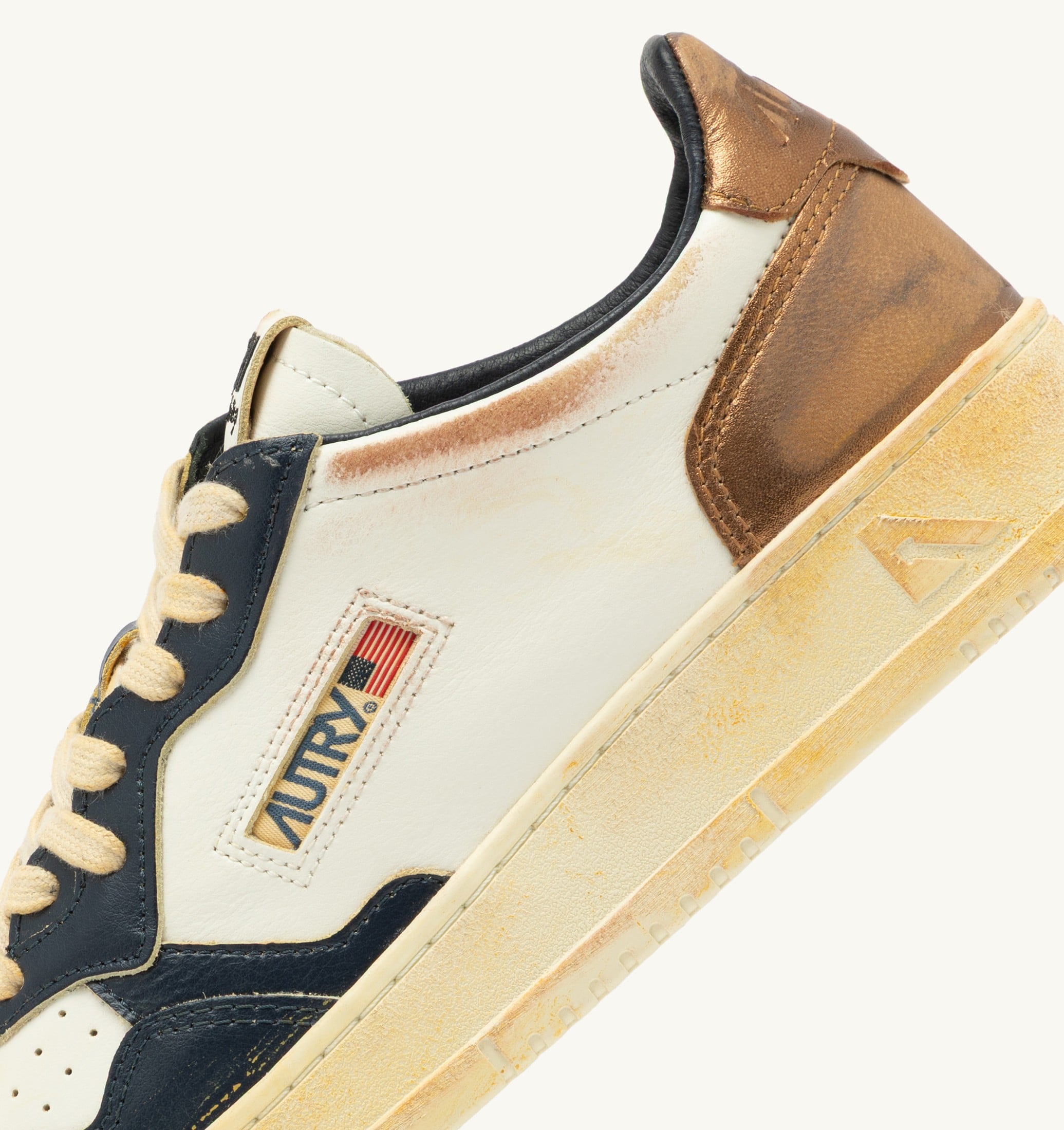 BASKETS MEDALIST LOW SUPER VINTAGE EN CUIR BLANC CUIVRE ET SPACE