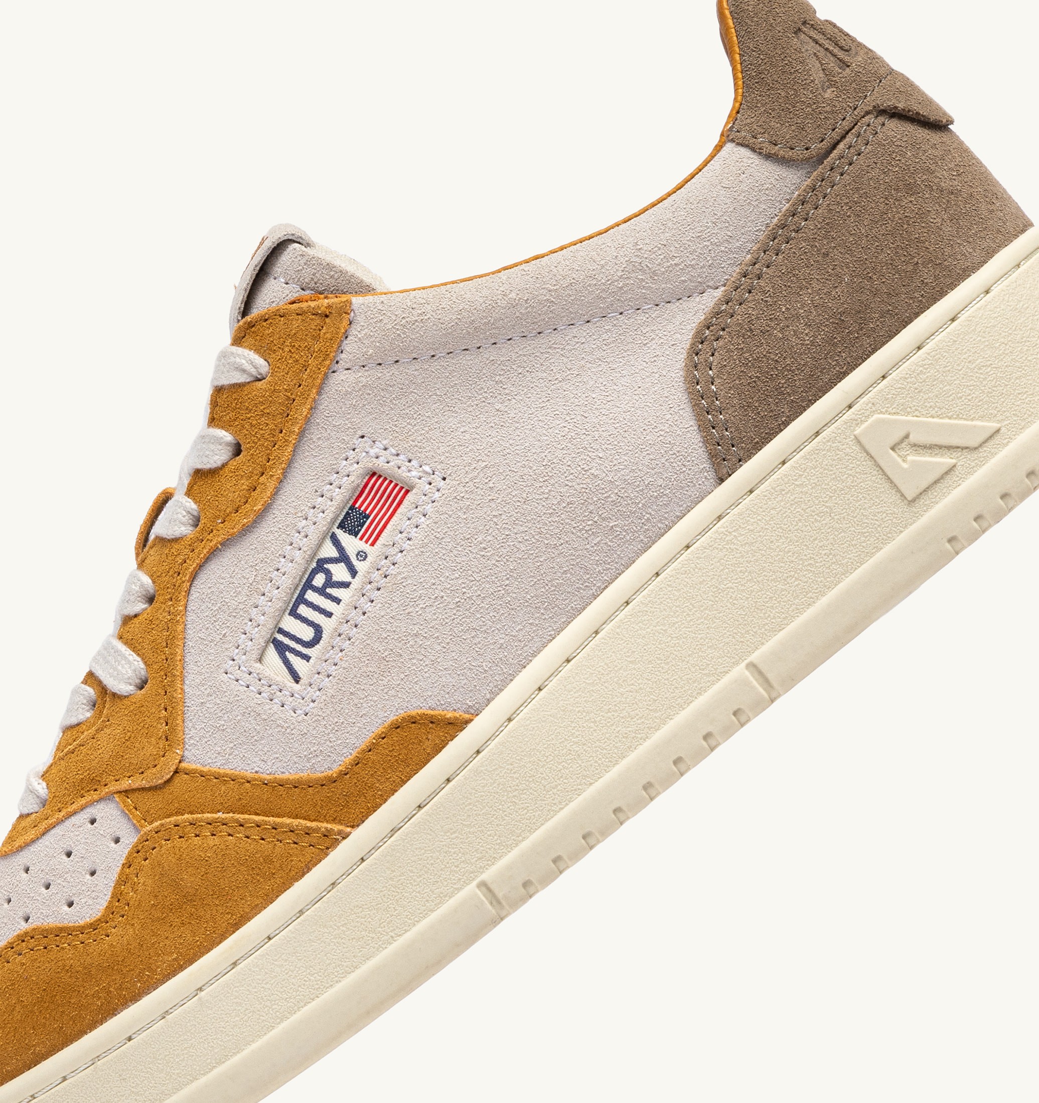 BASKETS MEDALIST LOW TRICOLORE EN DAIM ANTILOP BLANC ET BROWN MUSCAT