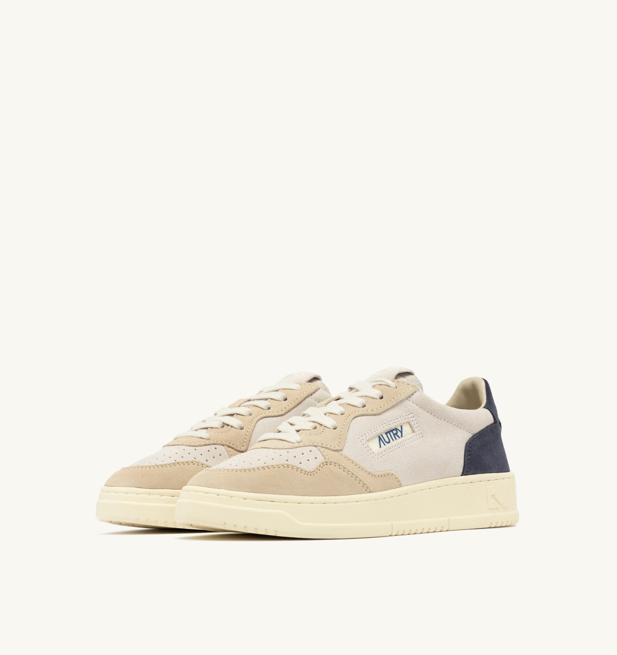 BASKETS MEDALIST LOW TRICOLORE EN DAIM BLANC SAND ET BLUE SPACE