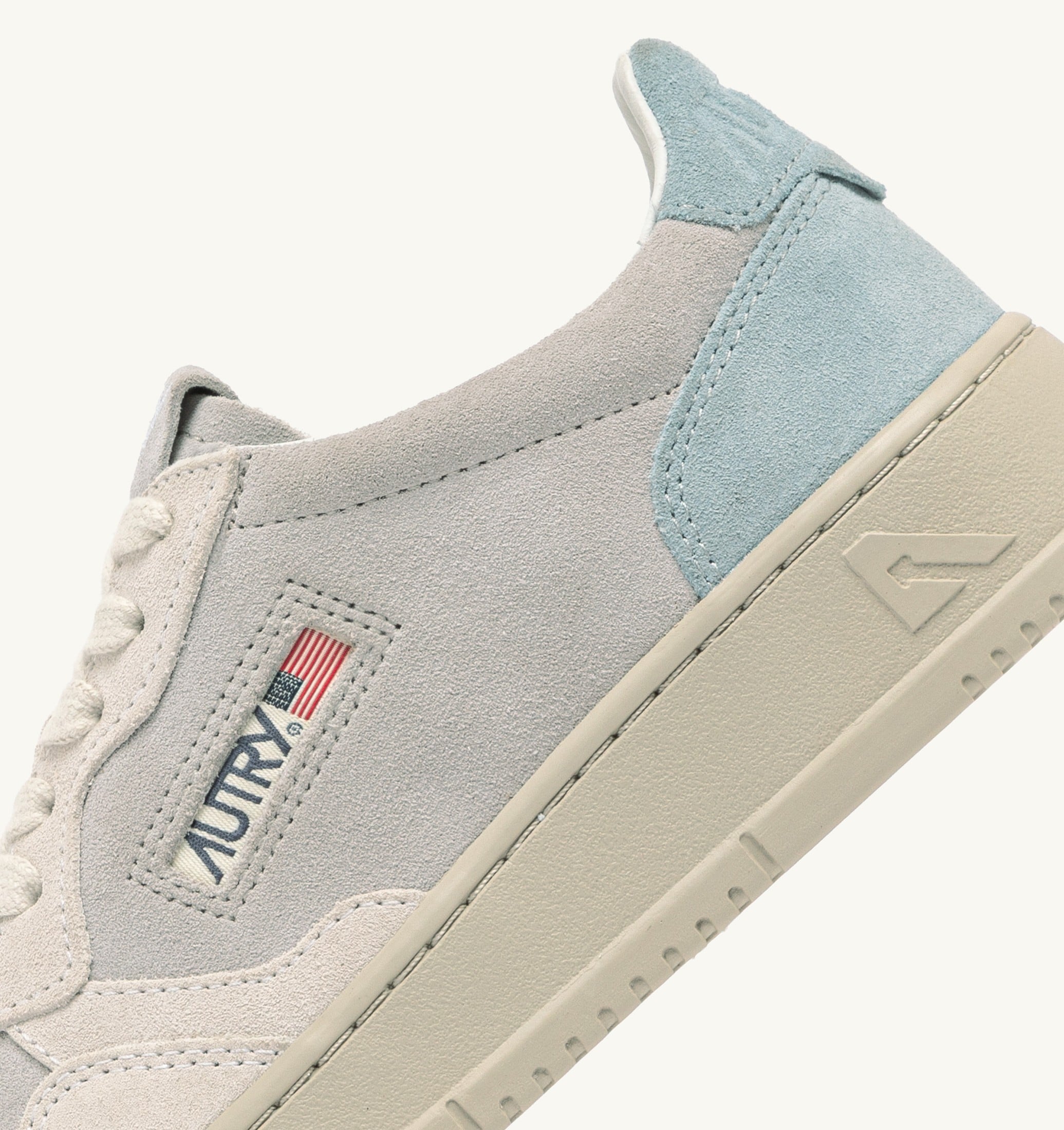 BASKETS MEDALIST LOW TRICOLORE EN DAIM BLANC SKY ET LOFT