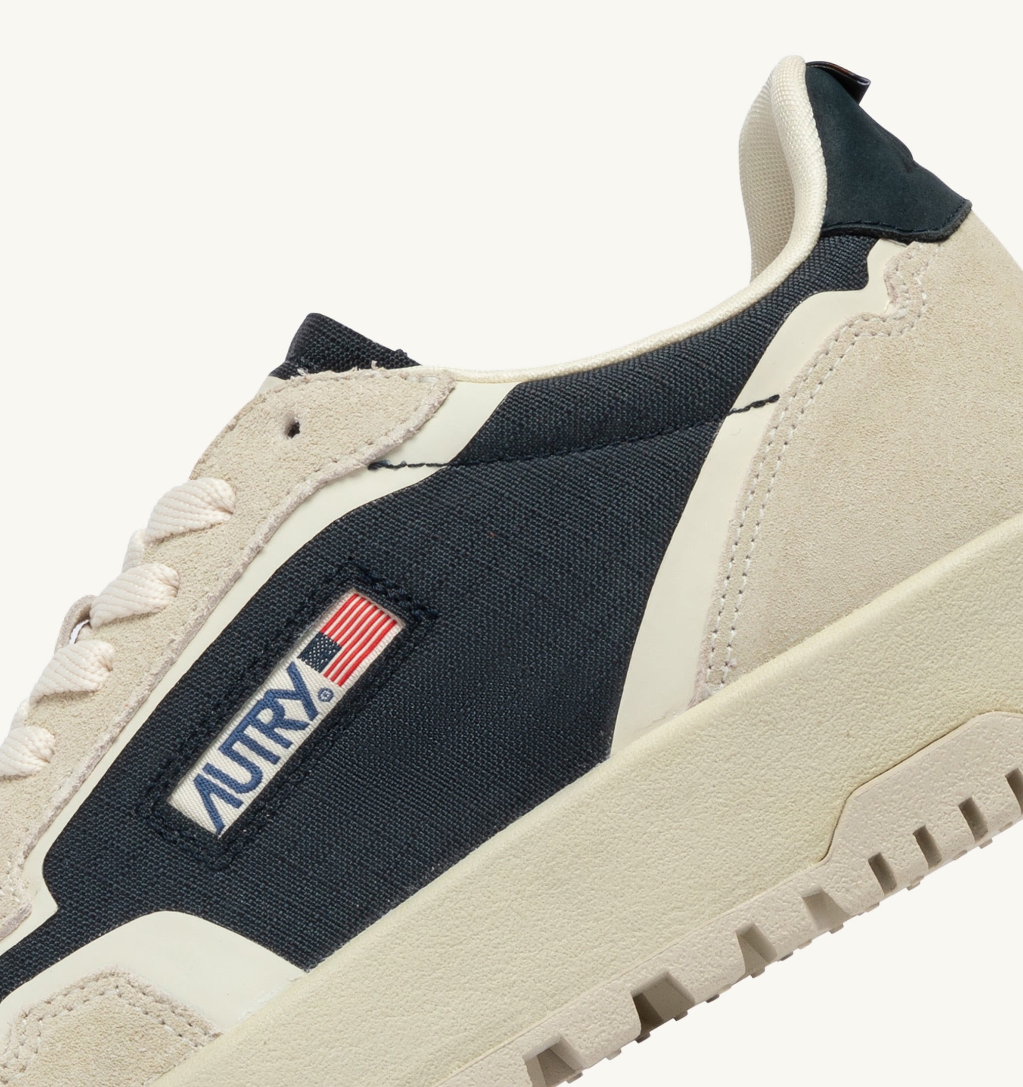 BASKETS WILDPACE LOW EN CORDURA ET DAIM BLANC ET SPACE BLUE